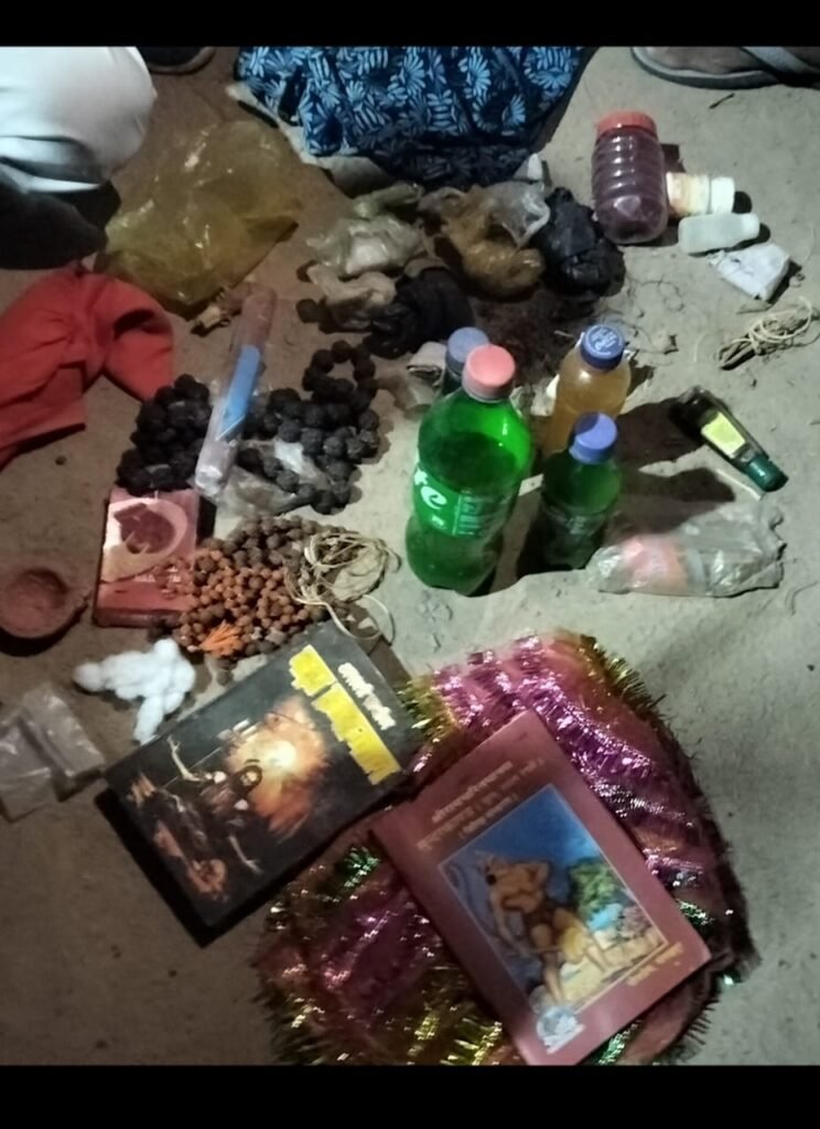 बसंतपुर में हंडे की लालच में तंत्र-मंत्र की सामग्री सहित तीन संदिग्ध को ग्रामीणों ने पकड़ा,अन्य फरार कि तलाश जारी