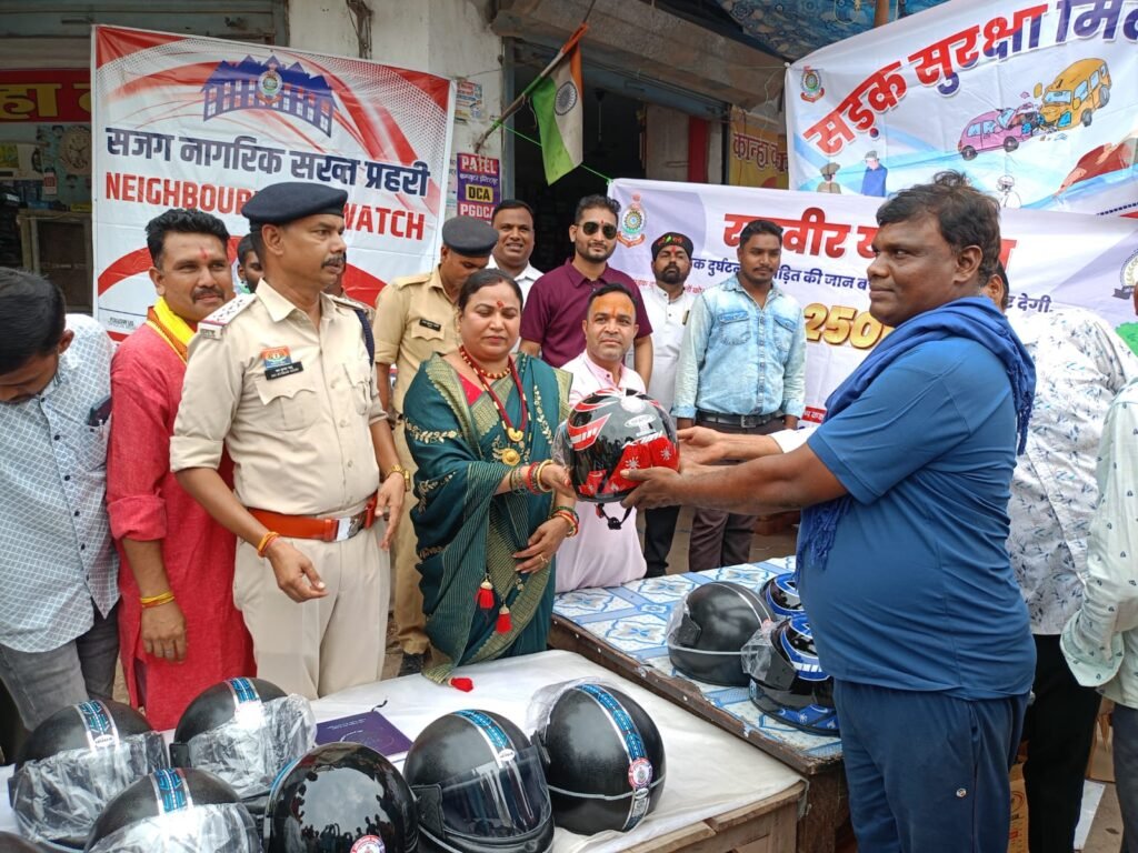 ऑपरेशन उपहार : बिर्रा में हेलमेट वितरण कर दिया गया सुरक्षा का संदेश,यातायात को लेकर लोगों को किया गया जागरुक