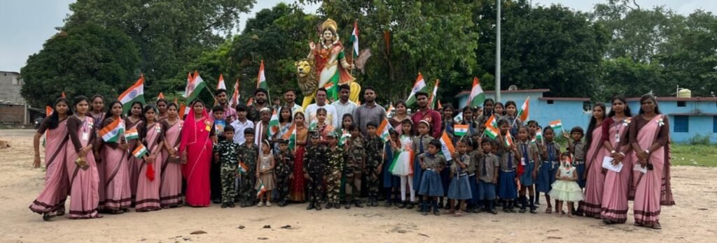 स्वतंत्रता दिवस पर स्कूल में निकली तिरंगा रैली:छात्रों ने देशभक्ति गीतों के साथ झंडा को दी सलामी