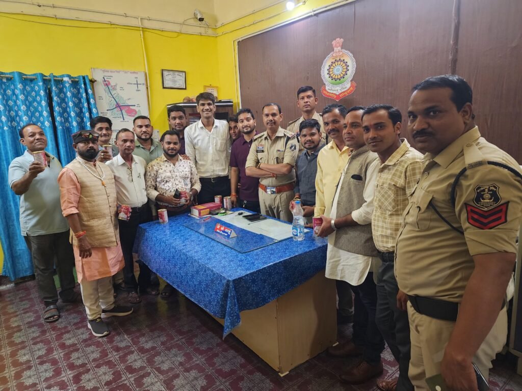 बिर्रा थाना में दीपावली मिलन समारोह का आयोजन,थाना प्रभारी ने पत्रकारों को दी बधाई