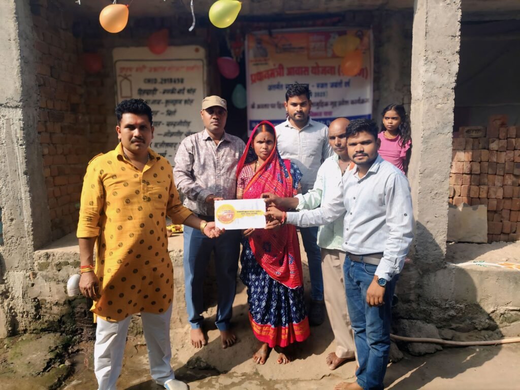 बिर्रा में हितग्राही को खुशियों की चाबी देकर कराया गृह प्रवेश