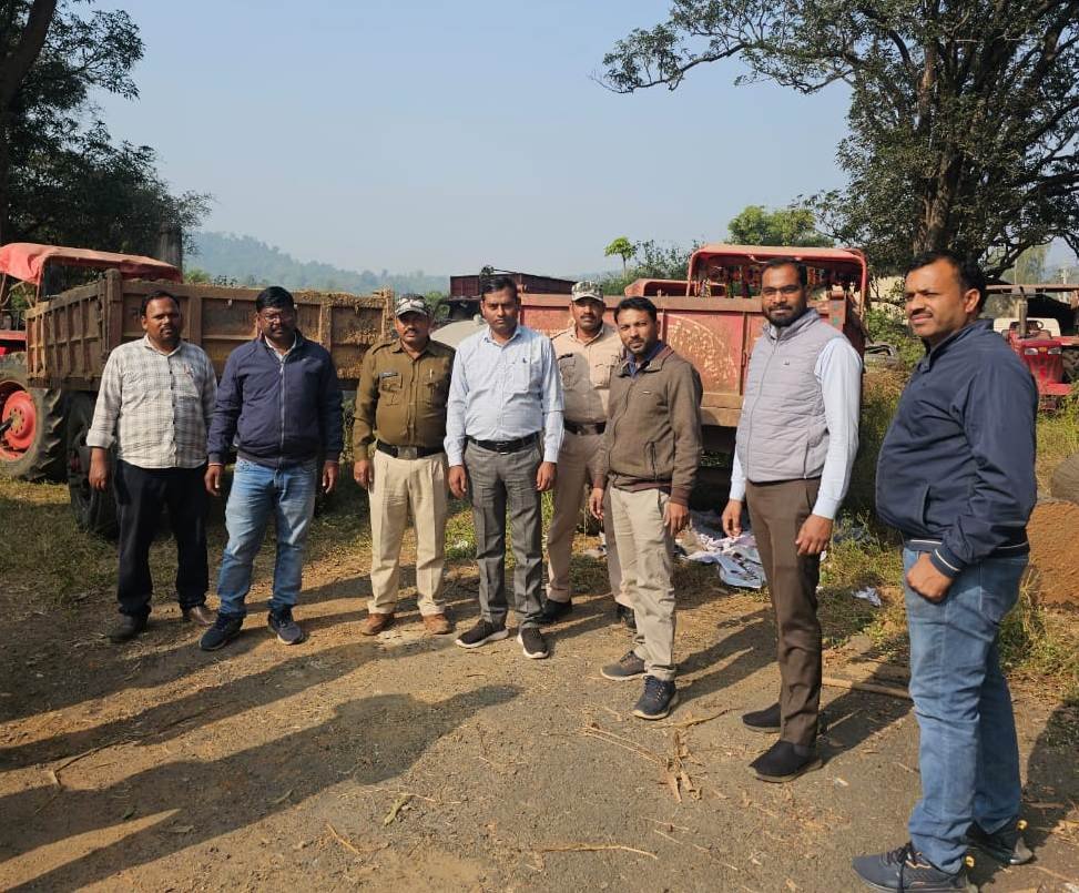 अवैध रेत उत्खनन पर बड़ी कार्रवाई, 5 ट्रैक्टर जब्त