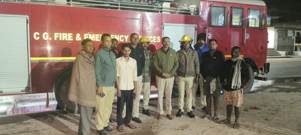 दीपक वस्त्रालय में लगी आग,बिर्रा पुलिस कि तत्परता से आग पर पाया गया काबू